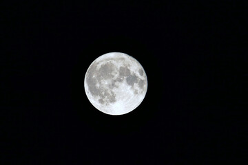 full moon appearance in the night sky, the moon's incomplete full moon phase,
