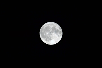 full moon appearance in the night sky, the moon's incomplete full moon phase,