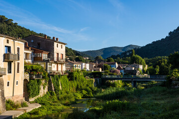 Obraz premium Village de Sumène autour de la rivière Rieutord, dans le sud des Cévennes, sous le soleil du petit matin