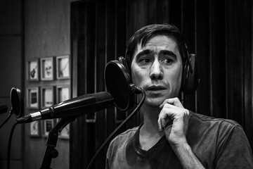 Cantante profesional descansando mientras graba