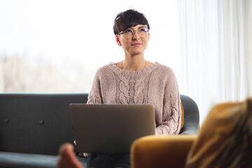 Naklejka premium Woman with laptop at home focus and planning