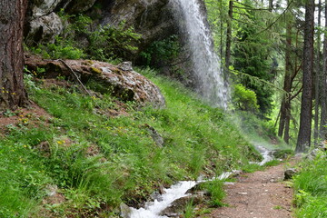 Fototapeta na wymiar Wanderweg und Wasser bei Sölden im. Ötztal 