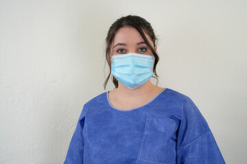 Junge Krankenschwester blickt erschöpft in die Kamera