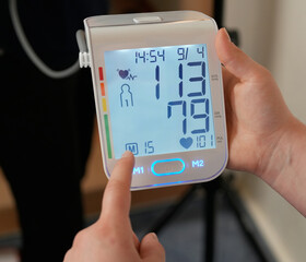 Messgerät zeigt die Werte zum Blutdruck an