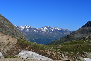 Fototapeta na wymiar Schöne Landschaft mit Bergen am Timmelsjoch der Grenze zwischen Austria und Italien 