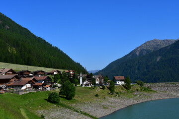 Fototapeta na wymiar Blick zum Dorf Vernagt im Schnalstal in Südtirol 