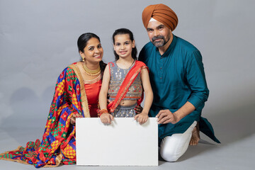 portrait of Indian sikh family with White board ,Advertisement concept with sikh family - obrazy, fototapety, plakaty