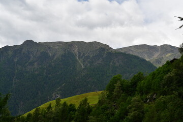 Schöne Landschaft mit Bergen im Schnalstal in Südtirol 