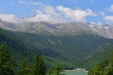 Fototapeta na wymiar Der Vernagter Stausee und Berge im Schnalstal in Südtirol 
