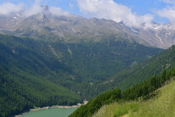 Fototapeta na wymiar Schöne Landschaft mit Bergen und Blick zum Vernagter Stausee im Schnalstal in Südtirol 