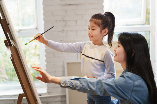 Tutor tutoring students learning painting