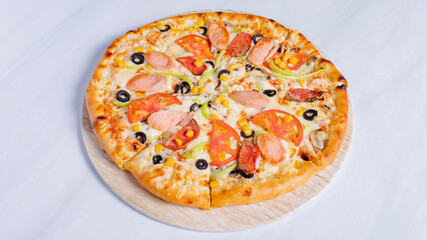 Mixed vegetables and ham pizza 