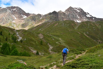 Mann wandert im Schnalstal in Südtirol 
