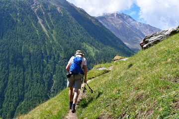 Fototapeta na wymiar Mann wandert im Schnalstal in Südtirol 