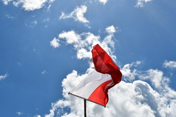 Die Tiroler Flagge im Wind 