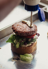 Super hamburguesa gourmet con ingredientes de alta calidad