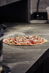 Pizza italiana casera con ingredientes premium