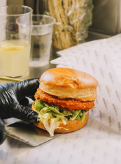 Super hamburguesa gourmet con ingredientes de alta calidad