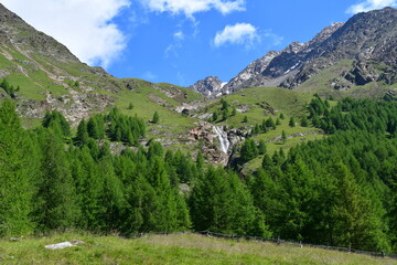 Fototapeta na wymiar Schöne Landschaft mit Bergen im Pfossental in Südtirol 