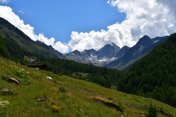Fototapeta na wymiar Schöne Landschaft im Pfossental in Südtirol 