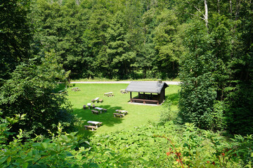 Blick auf eine Grillhütte mit Sitzbänken bei Scharzfeld im Harz in Niedersachsen