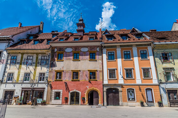 Obraz premium A view across buildings lining the main square in the old town of Skofja Loka, Slovenia in summertime