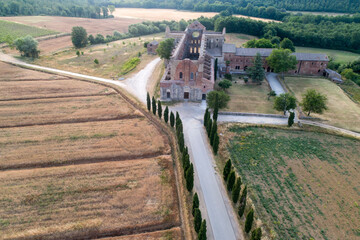 Vista aerea della abbazia di San Galgano. La spada nella roccia. Abbazia senza tetto in Toscana