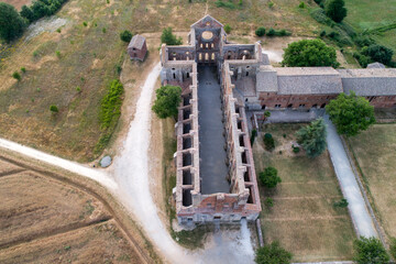 Vista aerea della abbazia di San Galgano. La spada nella roccia. Abbazia senza tetto in Toscana