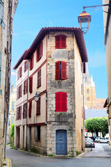 Even Bayonne has its flatiron building: no need to cross the Atlantic Ocean, just go to the Basque country, in France, to admire a building even older than that of New York