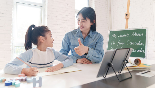 Tutors help elementary school students learn English