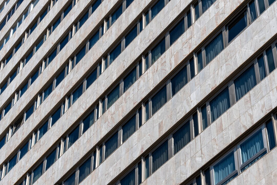 Fachada exterior de edificio moderno con ventanas paralelas