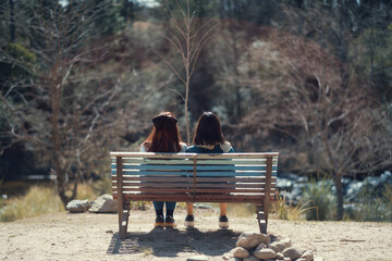 Amigas sentadas en el banco de un parque