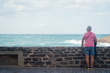 Un retraité à la mer. Senior à la mer. Vivre sa retraite dans le Sud. Homme âgé à la mer. Homme regardant la mer. Vacances hors saison à la Méditerranée. Contemplation