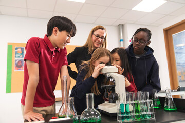 The teacher counselling pupils do science experiments
