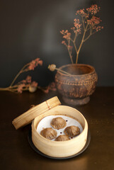 Dimsum xialongbao de colores, cocinados al vapor