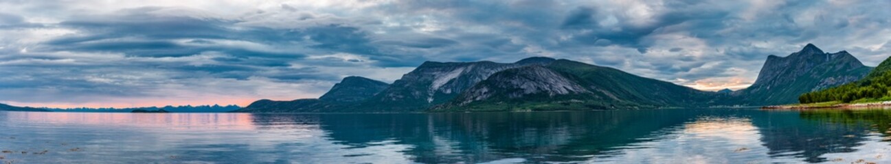 Fototapeta na wymiar Die Inselgruppe der Lofoten bei Sonnenuntergang