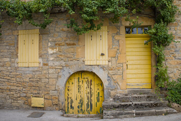 Facade d une maison de vigneron aux volets jaunes dans le Jura