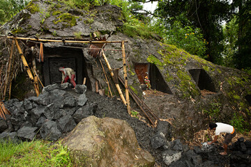 Obreros construyendo una tumba en la roca en Sulawesi, Indonesia.	