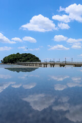 夏の空と竹島のリフレクション