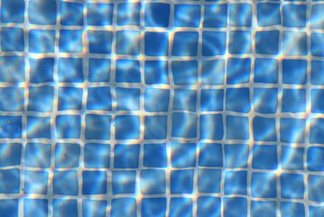 Unterwasser-Muster: Luftaufnahme eines Pools mit Fliesenmuster