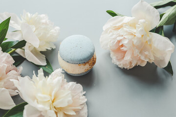 Obraz na płótnie Canvas Sweet macarons and white peonies, beautiful photo