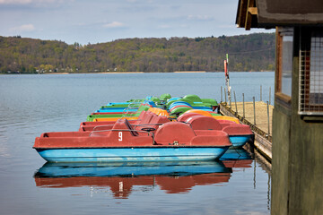 Bunte Tretboote auf dem blauen See