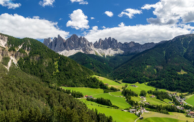 Fototapeta na wymiar Blick ins Villnößtal mit Geislergruppe in den Dolomiten, Südtirol, Italien