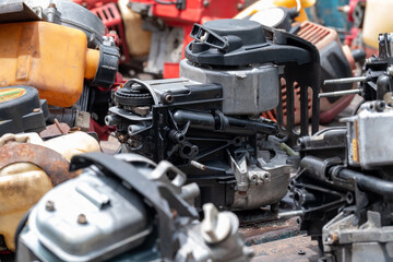 The engine of the old lawn mower is a household item, the small engine while being modified to repair the internal parts to be able to use normally