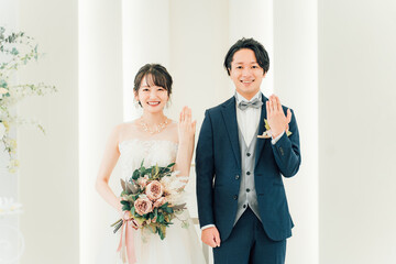 教会・チャペルで結婚式をあげる新郎新婦（指輪交換・指輪披露）
