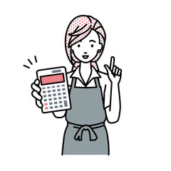 立って電卓を指差してこちらに向けて見せているエプロンをした店員の女性