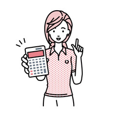 立って電卓を指差してこちらに向けて見せているポロシャツの女性