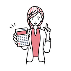 立って電卓を持ってこちらに向けて見せているジャケットの女性
