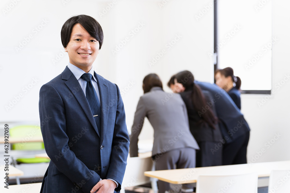 Poster オフィスで仕事するアジア人ビジネスマン（若い男性・公務員）
