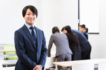 オフィスで仕事するアジア人ビジネスマン（若い男性・公務員）
